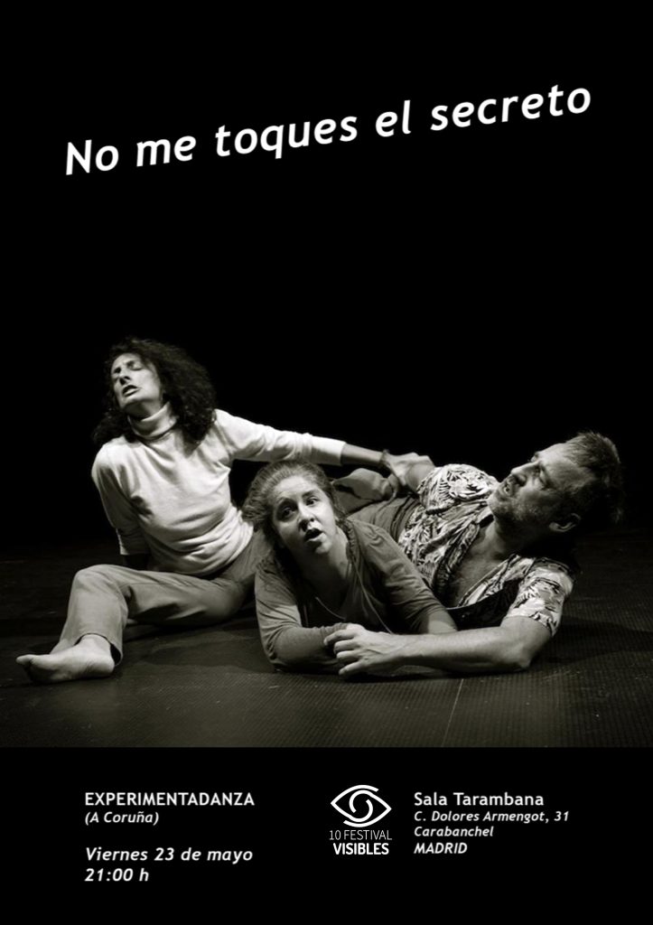 Tres personas en el suelo, dos mujeres y un hombre, intentado avanzar. Foto en blanco y negro.
